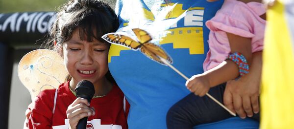 Una niña separada de su padre en EEUU - Sputnik Mundo