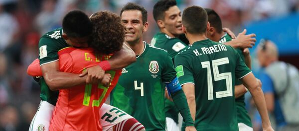 Los jugadores de la selección mexicana tras la victoria ante Alemania - Sputnik Mundo