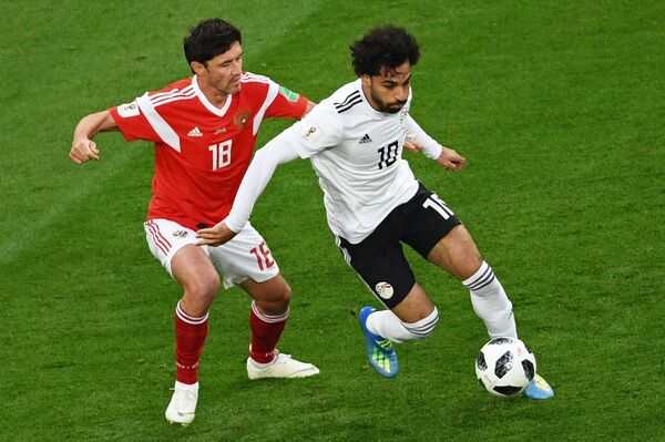 Yuri Zhirkov (Rusia) y Mohamed Salah (Egipto) - Sputnik Mundo