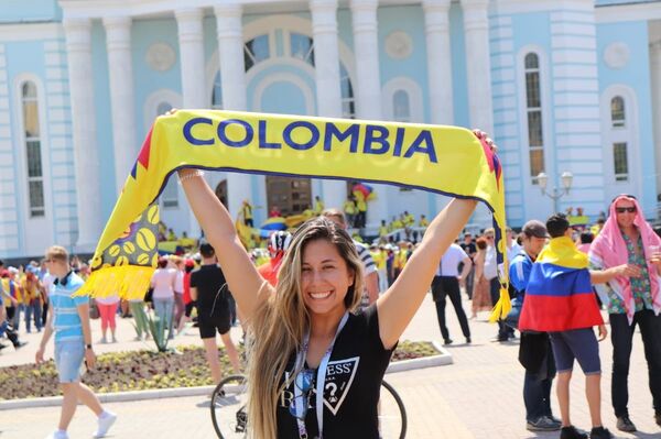 Hincha colombiana en las afueras del Mordovia Arena Saransk de Moscú - Sputnik Mundo