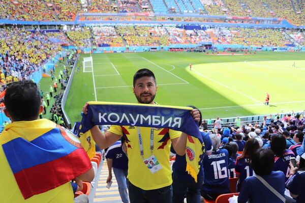 Didier Urrego alza el nombre de Colombia escrito en ruso durante el partido contra Japón - Sputnik Mundo