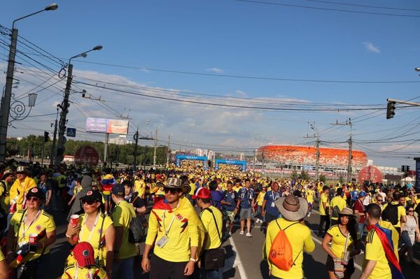 La afición colombiana en las afueras del Mordovia Arena Saransk de Moscú - Sputnik Mundo