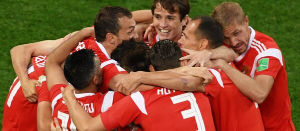 El equipo ruso celebra su gol en el partido contra Egipto - Sputnik Mundo