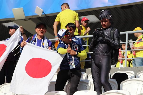 Hinchas japoneses en el partido contra Colombia - Sputnik Mundo