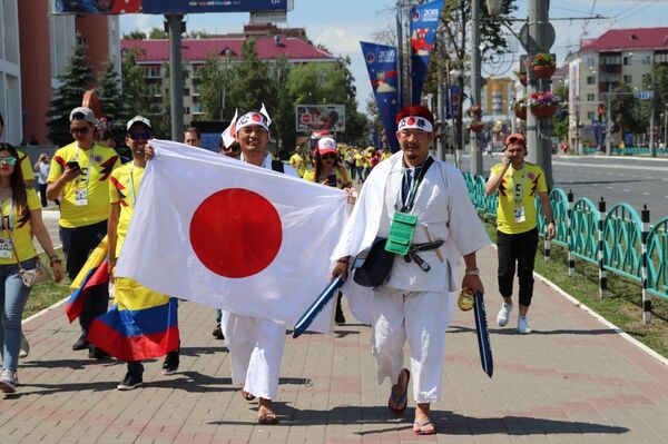 Hinchas japoneses en Moscú - Sputnik Mundo