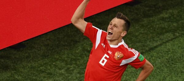 El futbolista ruso Denís Chérishev celebra su gol marcado contra Egipto - Sputnik Mundo