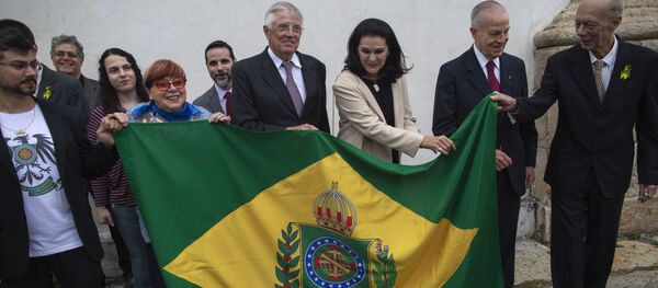 El príncipe Bertrand de Orléans e Bragança (centro) con los miembros de la la casa imperial de Brasil - Sputnik Mundo