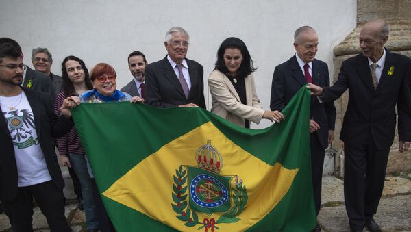 El príncipe Bertrand de Orléans e Bragança (centro) con los miembros de la la casa imperial de Brasil - Sputnik Mundo