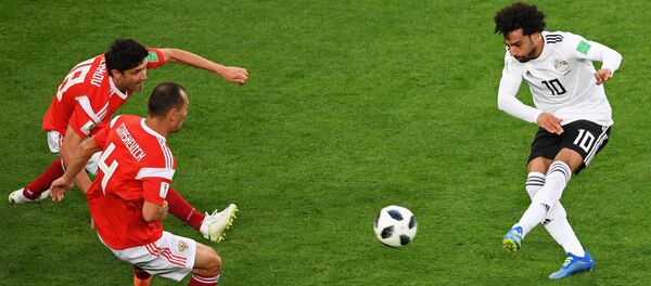 Yuri Zhirkov (Rusia), Serguéi Ignashevich (Rusia) y Mohammed Salah (Egipto) - Sputnik Mundo