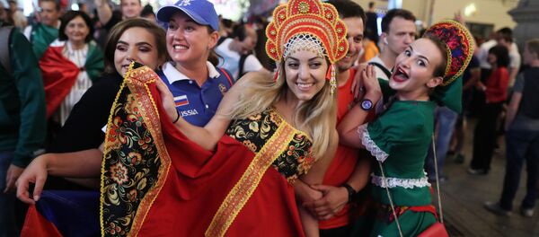 Los hinchas rusos celebran la segunda victoria de su selección en el Mundial 2018 Los hinchas rusos celebran la segunda victoria de su selección en el Mundial 2018 - Sputnik Mundo