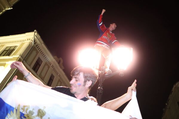 Los hinchas rusos celebran la segunda victoria de su selección en el Mundial 2018 Los hinchas rusos celebran la segunda victoria de su selección en el Mundial 2018 - Sputnik Mundo