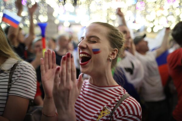 Los hinchas rusos celebran la segunda victoria de su selección en el Mundial 2018 Los hinchas rusos celebran la segunda victoria de su selección en el Mundial 2018 - Sputnik Mundo