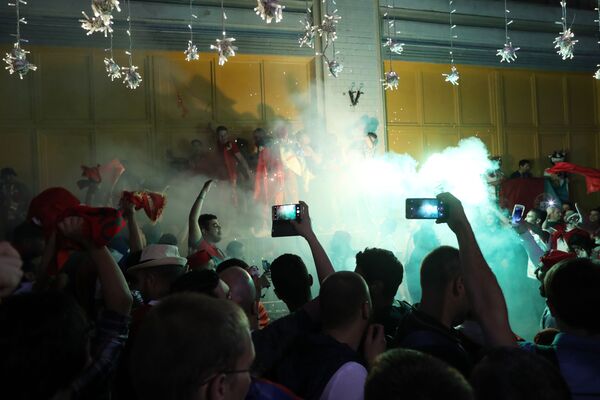 Los hinchas rusos celebran la segunda victoria de su selección en el Mundial 2018 Los hinchas rusos celebran la segunda victoria de su selección en el Mundial 2018 - Sputnik Mundo