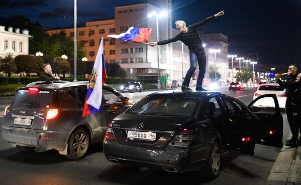 Los hinchas rusos celebran la segunda victoria de su selección en el Mundial 2018 Los hinchas rusos celebran la segunda victoria de su selección en el Mundial 2018 - Sputnik Mundo