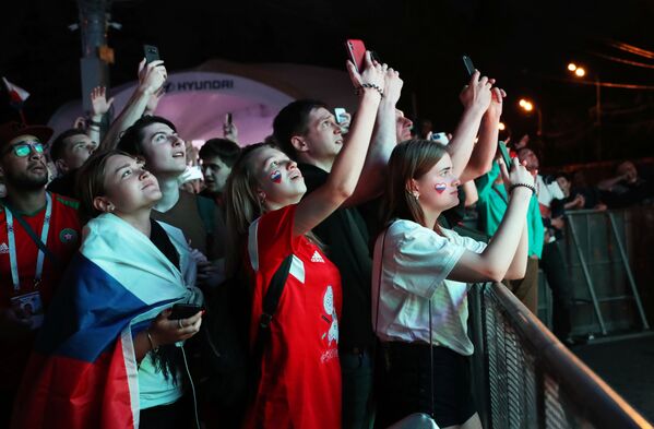 Los hinchas rusos celebran la segunda victoria de su selección en el Mundial 2018 Los hinchas rusos celebran la segunda victoria de su selección en el Mundial 2018 - Sputnik Mundo