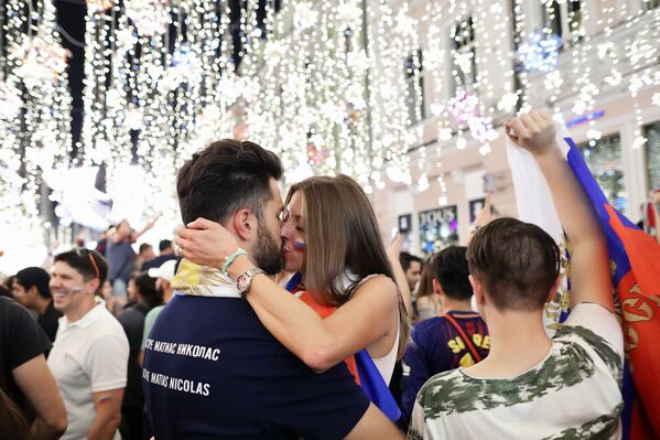 Los hinchas rusos celebran la segunda victoria de su selección en el Mundial 2018 Los hinchas rusos celebran la segunda victoria de su selección en el Mundial 2018 - Sputnik Mundo