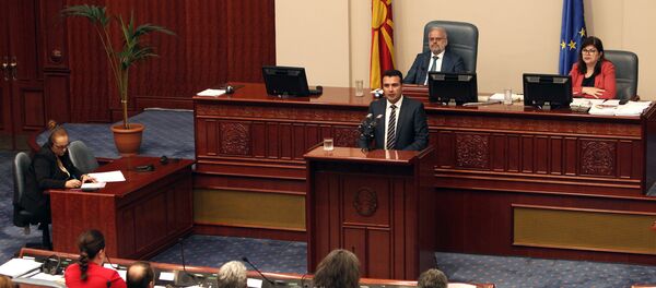 El primer ministro de Macedonia, Zoran Zaev, interviene ante el Parlamento del país durante la sesión para la ratificación del acuerdo con Grecia - Sputnik Mundo