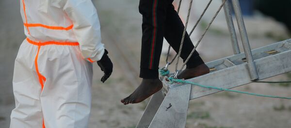 Un migrante sale del barco de rescate (imagen referencial) - Sputnik Mundo