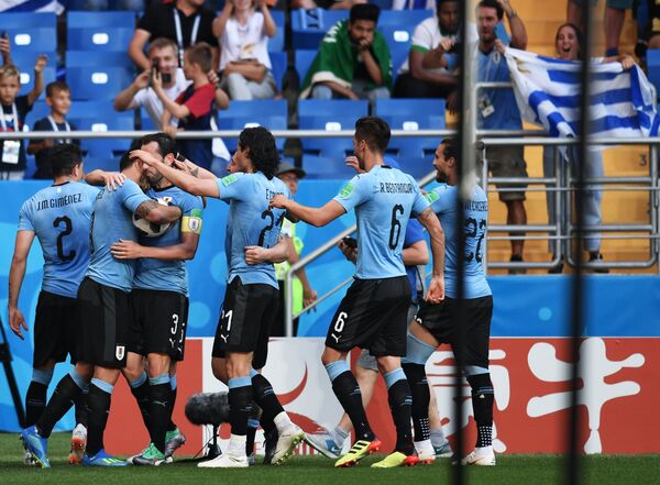 Futbolistas uruguayos celebran su primer gol en el partido contra Arabia Saudí en la fase de grupos del Mundial de Rusia - Sputnik Mundo