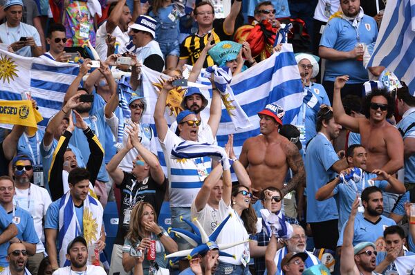 Hinchas uruguayos en el partido entre su selección y Arabia Saudí - Sputnik Mundo