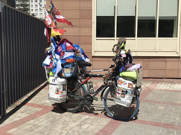 Matyas y su bicicleta llevan 80.000 kilómetros a sus espaldas. Y siguiendo. - Sputnik Mundo