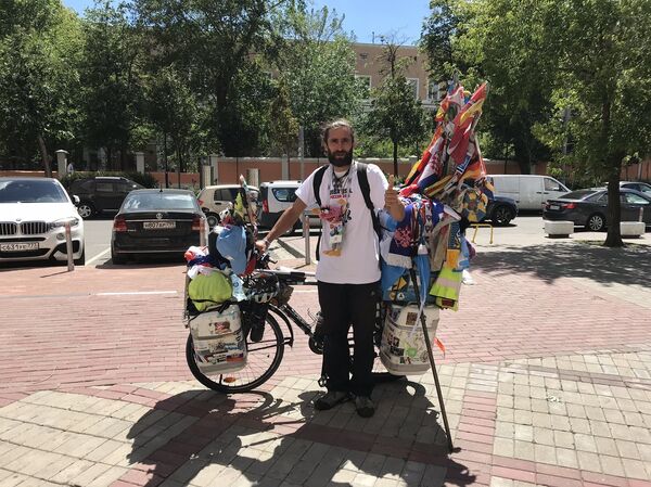 La bicicleta de Matyas pesa 90 kilos y nos confiesa que ella y él son inseparables. - Sputnik Mundo