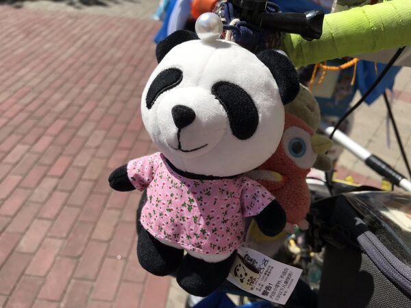 Todos y cada uno de los detalles que lleva su bicicleta tienen algún significado. Muchos me los regalan personas que se acercan y se interesan por quién soy, nos explica Matyas. - Sputnik Mundo