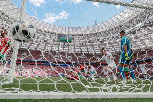 Cristiano Ronaldo anota un gol en el partido Portugal-Marruecos, por la fase de grupos de Rusia 2018. - Sputnik Mundo