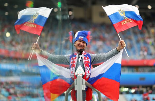 Un hincha de la selección de Rusia en el partido ante Egipto  - Sputnik Mundo