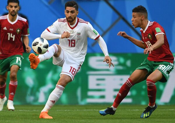 Alireza Jahanbakhsh, jugador de Irán, conduce un balón - Sputnik Mundo