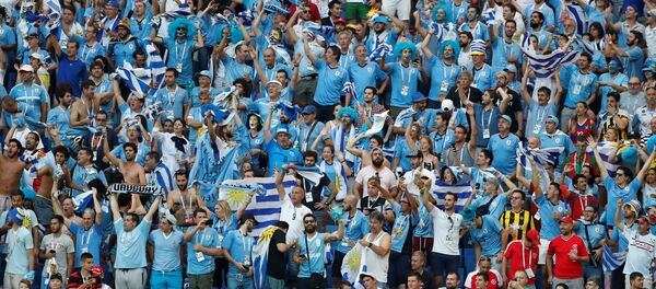 Aficionados uruguayos durante un partido del Mundial en Rusia - Sputnik Mundo