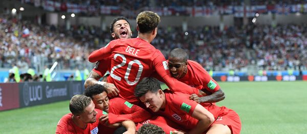 Jugadores de Inglaterra festejan un gol - Sputnik Mundo