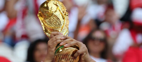 Una réplica del trofeo de la Copa del Mundo Una réplica del trofeo de la Copa del Mundo - Sputnik Mundo