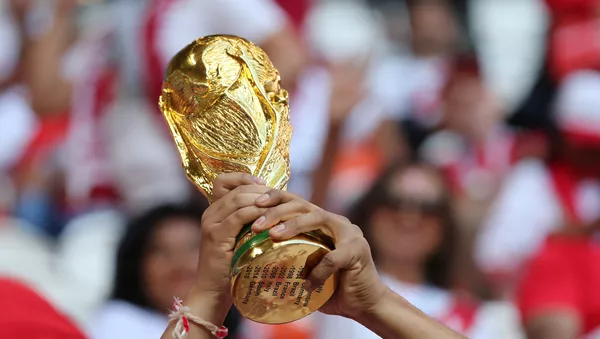 Una réplica del trofeo de la Copa del Mundo