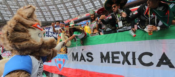 Hinchas de México con Zabivaka en el Mundial de Rusia 2018 - Sputnik Mundo
