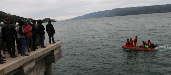 Búsqueda del transbordador KM Sinar Bangun en el lago Toba, Indonesia Búsqueda del transbordador KM Sinar Bangun en el lago Toba, Indonesia - Sputnik Mundo