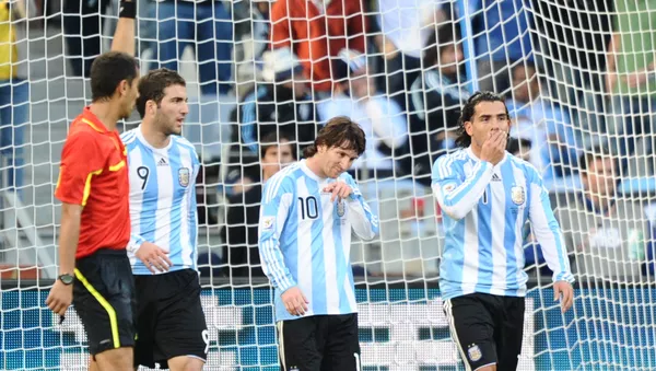 Ravshan Irmatov, árbitro uzbeko, durante el partido entre Argentina y Alemania en el Mundial del 2010 (archivo)
