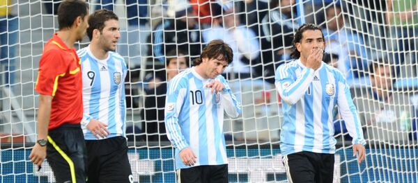 Ravshan Irmatov, árbitro uzbeko, durante el partido entre Argentina y Alemania en el Mundial del 2010 (archivo) - Sputnik Mundo