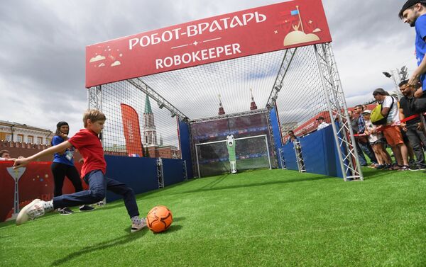 En la Plaza Roja de Moscú se abre el parque dedicado al Mundial de fútbol 2018 En la Plaza Roja de Moscú se abre el parque dedicado al Mundial de fútbol 2018 - Sputnik Mundo