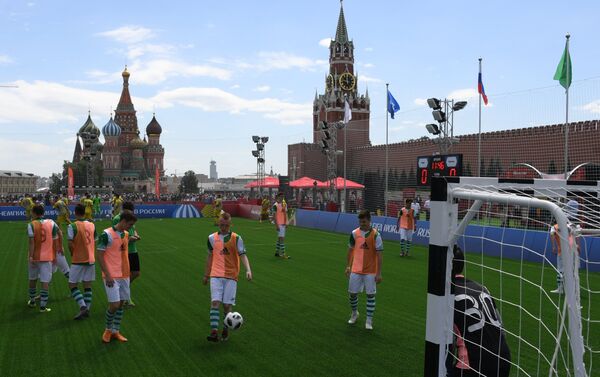 En la Plaza Roja de Moscú se abre el parque dedicado al Mundial 2018 En la Plaza Roja de Moscú se abre el parque dedicado al Mundial 2018 - Sputnik Mundo
