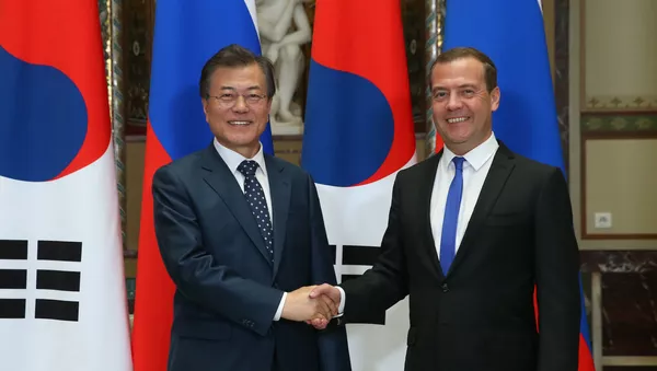 El presidente surcoreano, Moon Jae-in, y el primer ministro ruso, Dmitri Medvédev