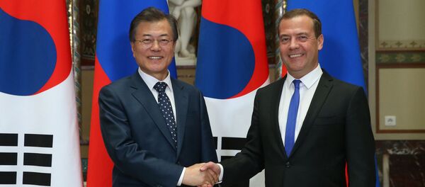 El presidente surcoreano, Moon Jae-in, y el primer ministro ruso, Dmitri Medvédev - Sputnik Mundo