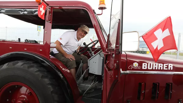 Aficionados suizos llegan en tractor a Kaliningrado - Sputnik Mundo