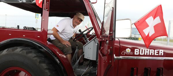 Aficionados suizos llegan en tractor a Kaliningrado - Sputnik Mundo