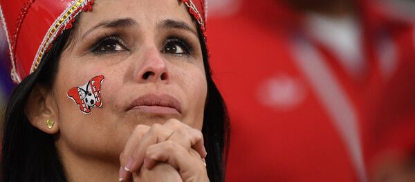 Una hincha peruana tras el partido contra Francia Una hincha peruana tras el partido contra Francia - Sputnik Mundo