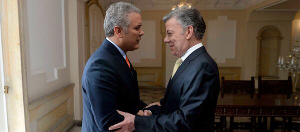 El presidente de Colombia, Juan Manuel Santos, junto al presidente electo, Iván Duque - Sputnik Mundo