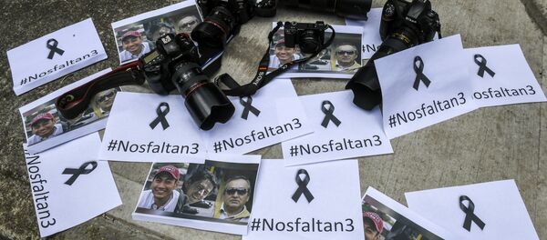 Retratos de los periodistas asesinados en Ecuador - Sputnik Mundo
