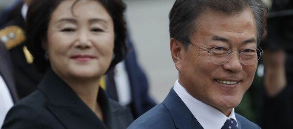 El presidente de Corea del Sur, Moon Jae-in y su esposa Kim Jung-sook durante su visita oficial en Rusia - Sputnik Mundo
