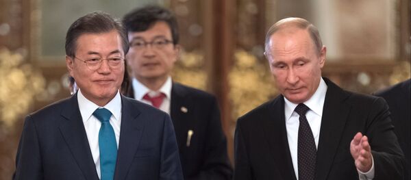 El presidente de Rusia, Vladímir Putin y el presidente surcoreano, Moon Jae-in en Moscú - Sputnik Mundo