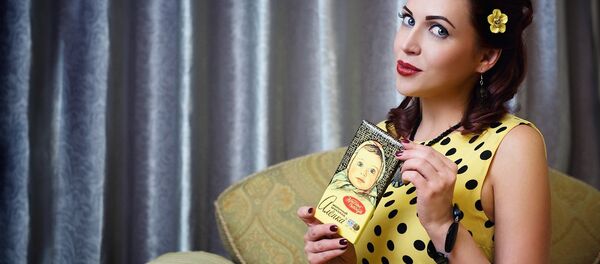 Una chica con chocolate ruso ´Alionka´ - Sputnik Mundo